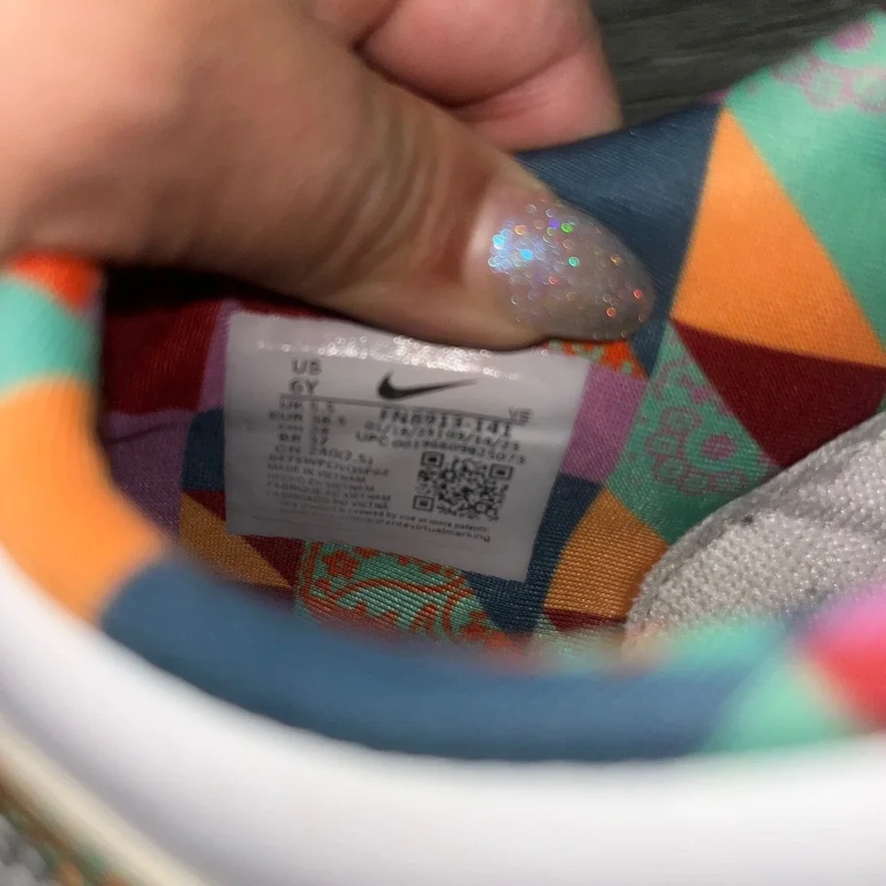 Nike Dunk Low SE Men's White Paisley Swoosh Multicolored Sz 6Y FN6913‎ 141